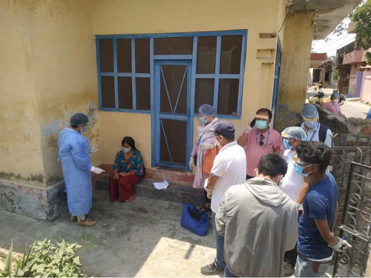 नेपालगञ्जमा होम आइसोलेसनमा बसेका बिरामीलाई घरमै उपचार थालियो 
